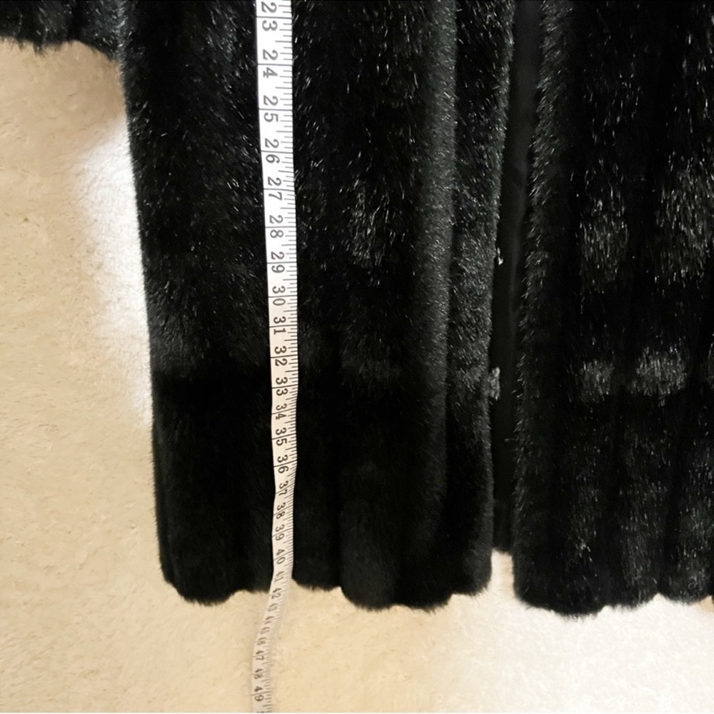 Vintage Women's Faux Fur Black Coat
Size 8 - Picture 9 of 11